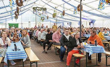 Mehr als 800 Gäste genossen im Festzelt des Reifengroßhändlers Bohnenkamp einen bayerisch-bunten Tag.