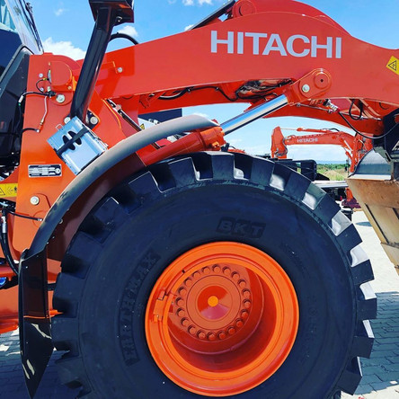 The Hitachi wheel loader ZW 250 at Coreum runs on BKT tyres of the type BKT Earthmax SR-51 from Bohnenkamp.
